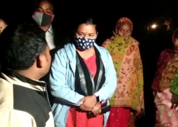 ଟିକା ଦେବାକୁ ଯାଇ ୬ ଘଣ୍ଟା ଅଟକ ହେଲେ ଅଙ୍ଗନବାଡ଼ି ଦିଦ ଓ ଆଶ କର୍ମୀ