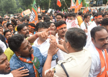 ପୋଲିସର ଲାଠି ମାଡ଼କୁ ବିଜେପିି କର୍ମୀଙ୍କ ଢ଼େଲାମାଡ଼