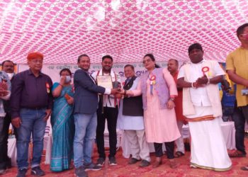 ସାମାଜିକ ଯୁବ ସଂଗଠନ ଦ୍ୱାରା ଅୟୋଜିତ ‘ସମାଜ ମଙ୍ଗଳ ହୁଣ୍ଡି ଦାନ ଓ ସେବା ସମ୍ମାନ- ୨୦୨୧’ କାର୍ଯ୍ୟକ୍ରମରେ ଟିକାୟତ ନାୟକଙ୍କୁ ସାମ୍ବାଦିକ ଓ ଗଣ ଯୋଗାଯୋଗ ଶିକ୍ଷା ପାଇଁ ସମ୍ବର୍ଦ୍ଧିତ କଲେ ରୁଦ୍ର ମହାରଥୀ