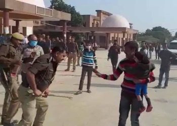 କୋଳରେ ପିଲାକୁ ଧରିଥିବା ବାପାଙ୍କୁ ଲାଠିଚାର୍ଜ; ଏସ୍‌ଏଚ୍‌ଓ ସସ୍‌ପେଣ୍ଡ ।