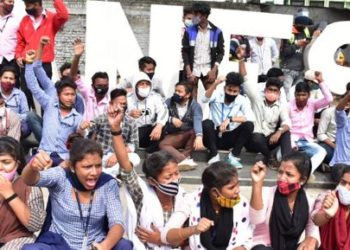 ଯୁକ୍ତ ଦୁଇ ପରୀକ୍ଷା ବାତିଲ ଦାବିରେ ରାଜ ରାସ୍ତାକୁ ଉହ୍ଲାଇଲେ ଛାତ୍ରଛାତ୍ରୀ