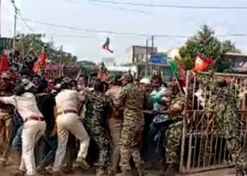 ଜିଲ୍ଲାପାଳଙ୍କ କାର୍ଯ୍ୟାଳୟ ଆଗରେ ପୋଲିସ ଓ ବିଜେପି କର୍ମୀ ମୁହାଁମୁହିଁ