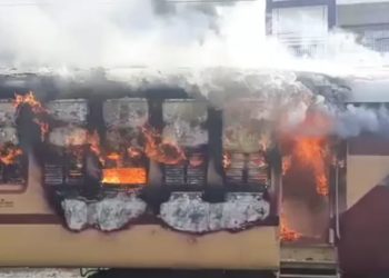 ତେଜିଲା ଆନ୍ଦୋଳନ; ଟ୍ରେନରେ ନିଆଁ ଲଗାଇଲେ ପରୀକ୍ଷାର୍ଥୀ