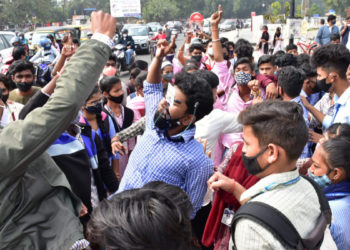 ପୁଣି ଭୁବନେଶ୍ୱର ମାଷ୍ଟରକ୍ୟାଣ୍ଟିନ୍ ଛକରେ ବିକ୍ଷୋଭ କଲେ ଯୁକ୍ତ ୨ ଛାତ୍ରଛାତ୍ରୀ