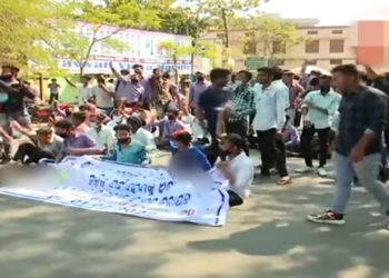 ପୁଣି ଯୁକ୍ତ ୨ ପରୀକ୍ଷା ବାତିଲ ଦାବିରେ ରାଜ ରାସ୍ତାକୁ ଉହ୍ଲାଇଲେ ଛାତ୍ରଛାତ୍ରୀ