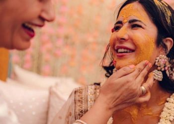 ଶାଶୁଙ୍କ କୋଳରେ ନଜର ଆସିଲେ ଚିକିନି ଚାମେଲି ଓରଫ୍ କ୍ୟାଟ୍ରିନା