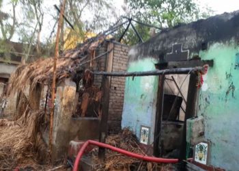 ଘରେ ତାଲା ପକାଇ  ନିଆଁ ଲଗାଇଦେଲେ ଦୃବୁର୍ତ୍ତ, ନିଆଁ ଦାଉରୁ  ଅଳ୍ପକେ ବର୍ତ୍ତିଲେ ପରିବାର ଲୋକ