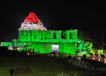 ତ୍ରିରଙ୍ଗା ରଙ୍ଗରେ କୋଣାର୍କ ମନ୍ଦିର