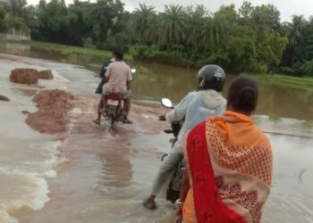 ରାସ୍ତା ଉପରେ ଆଣ୍ଠୁଏ ପାଣି, ଲୋକେ ହନ୍ତସନ୍ତ