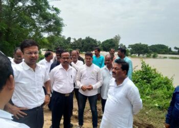 ପୁରୀ ଜିଲାର ଜିଲ୍ଲାପାଳ ଓ ସତ୍ୟବାଦୀର ବିଧାୟକ ମିଳିତ ଭାବରେ କଣାଷ ବ୍ଲକର ବନ୍ୟା ଅଂଚଳ ପରିଦର୍ଶନ କରିଛନ୍ତି ।