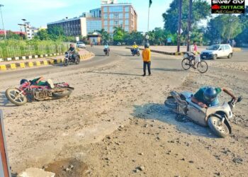 ସିଲଭର ସିଟି କଟକ ପବ୍ଲିକ ଚାରିଟେବୁଲ ଟ୍ରଷ୍ଟ ପକ୍ଷରୁ ଆଜି ଏକ ଅଭିନବ ଉପାୟରେ ରାସ୍ତା ମରାମତି ପାଇଁ ପ୍ରତିବାଦ କରାଯାଇଛି l