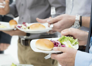 ଠିଆ ହୋଇ ଖାଉଛନ୍ତି କି ? ସତର୍କ ରୁହନ୍ତୁ ହୋଇପାରେ ସମସ୍ୟା !