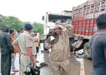 ଟ୍ରକ ପଛକୁ ଧକ୍କା ଦେଇ, ଡମ୍ପର ଚାଳକ ଗୁରୁତର।