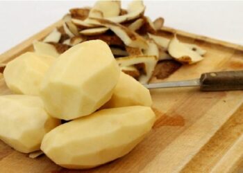 କେବଳ ଆଳୁ ନୁହେଁ, ଆପଣ ଏହାର ଚୋପା ଠାରୁ ମଧ୍ୟ ଲାଭ ପାଇପାରିବେ, ଏହାକୁ କେବେବି ଡଷ୍ଟବିନରେ ପକାନ୍ତୁ ନାହିଁ