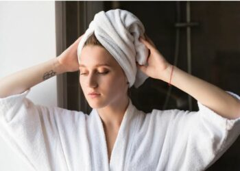 ମୁଣ୍ଡ ସଫା କରି ଗାଧୋଇ ସାରିବା ପରେ କେଶକୁ ଟାୱେଲରେ ବାନ୍ଧୁଛନ୍ତି କି , ଏଭଳି ଭୁଲ କରନ୍ତୁ ନାହିଁ..