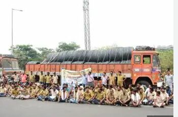 ଡ୍ରାଇଭର ସଂଘର ଷ୍ଟିଅରିଂ ଛାଡ , ଯାତ୍ରୀ ପ୍ରଭାବିତ ହେବା ସହ ମିଳୁନି ପେଟ୍ରୋଲ