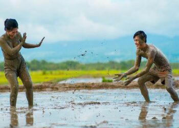 କାଦୁଅରେ “ପ୍ରି ୱେଡିଂ”