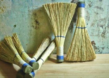 ଝାଡୁକୁ ଏପରି ଭାବେ ରଖୁଛନ୍ତି କି ? ହୋଇପାରେ ଅଶୁଭ