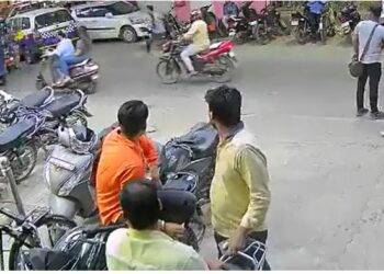 ନିଜ ଗଳା କାଟିବା ପରେ ପୋଲିସ ପିସ୍ତଲ ନେଇ ରାସ୍ତାରେ ଆତଙ୍କ ଖେଳାଇଲେ ବ୍ୟକ୍ତି