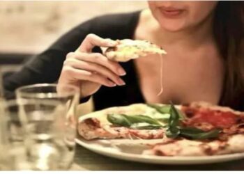 ଆପଣ ମଧ୍ୟ ଖାଇବା ପରେ ତୁରନ୍ତ ଶୋଇବାକୁ ଯାଆନ୍ତି କି? ଏହି ଅଭ୍ୟାସ ତୁରନ୍ତ ଛାଡିଦିଅନ୍ତୁ