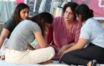 କୁସ୍ତିଯୋଦ୍ଧାଙ୍କ ସହିତ ଧାରଣାରେ ବସିଲେ ପ୍ରିୟଙ୍କା ଗାନ୍ଧି