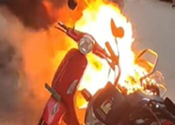 ଘରେ ପଶି ସ୍କୁଟି ଜାଳିଦେଲେ