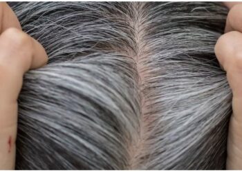 କମ ବୟସରେ କେଶ ଧଳା ପଡି ଯାଉଛି କି ? ଜାଣନ୍ତୁ ଏହାର କାରଣ