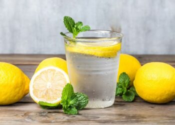 ଖରା ଦିନରେ ପ୍ରତିଦିନ ଲେମ୍ବୁ ପାଣି ପିଅନ୍ତୁ, ଏହାର ଉପକାର ଜାଣି ଆପଣ ଆଶ୍ଚର୍ଯ୍ୟ ହୋଇଯିବେ!