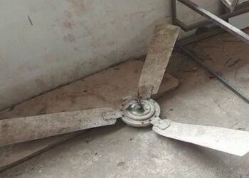 ପରୀକ୍ଷା ଦେବାବେଳେ ଛାତ୍ରଙ୍କ ଉପରେ ଖସିପଡ଼ିଲା ଫ୍ୟାନ୍