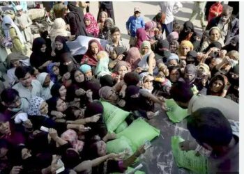 ଆର୍ଥିକ ସଙ୍କଟରେ ବୁଡି ରହିଛି ପାକିସ୍ତାନ , ଜିନିଷ କିଣିବାକୁ ନାହିଁ ଲୋକଙ୍କ ପାଖରେ ଟଙ୍କା