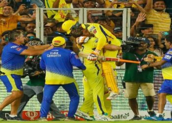 ଜାଡେଜାଙ୍କୁ କାଖେଇ ପକାଇଲେ ଧୋନି, ଭାବୁକ ହୋଇପଡିଲେ ଫ୍ୟାନ୍ସ