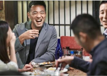 ଏହି ଦେଶର ଲୋକମାନେ ହସିବାକୁ ଭୁଲି ଯାଇଛନ୍ତି! ବର୍ତ୍ତମାନ ଟଙ୍କା ଦେଇ ହସିବା ଶିଖୁଛନ୍ତି ..ଜାଣନ୍ତୁ କାହିଁକି ଘଟିଲା