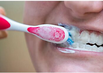 କେତେ ଦିନ ପର୍ଯ୍ୟନ୍ତ ଟୁଥ୍ ବ୍ରଶ୍ ବ୍ୟବହାର କରାଯିବା ଉଚିତ୍? ଜାଣନ୍ତୁ ନଚେତ୍ ଅଳ୍ପ ବୟସରେ ଭାଙ୍ଗିଯିବ ଦାନ୍ତ!