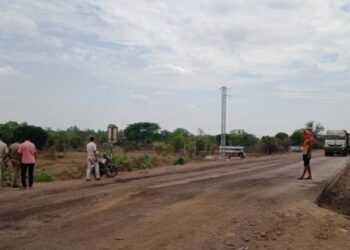 ରାସ୍ତାକଡ଼ରେ ପଡିଛି ୩ ମୃତଦେହ, ହତ୍ୟା ନା ଦୁର୍ଘଟଣା ବଢୁଛି ସନେ୍ଦହ