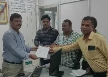 ୧୦୮ ଆମ୍ବୁଲାନ୍ସ କର୍ମଚାରୀଙ୍କ ୬ ଦଫା ଦାବି, ମୁଖ୍ୟମନ୍ତ୍ରୀଙ୍କ ଉଦ୍ଦେଶ୍ୟରେ ଜିଲ୍ଲାପାଳଙ୍କୁ ଦାବିପତ୍ର ପ୍ରଦାନ