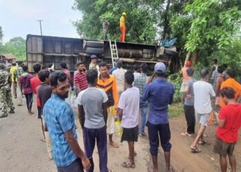 ଭାରସାମ୍ୟ ହରାଇ ଓଲଟିଲା ବସ୍, ୧୦ ଆହତ