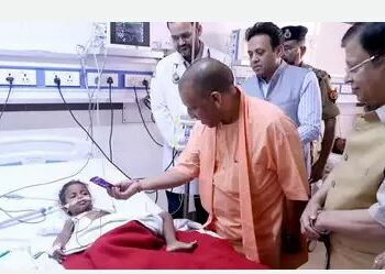 ଆହତ କୁନି ଝିଅକୁ ହସ୍ପିଟାଲରେ ଭେଟିଲେ ସିଏମ୍ ଯୋଗୀ