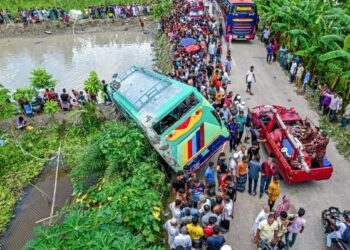 ପୋଖରୀକୁ ଖସି ପଡିଲା ବସ , ୧୭ ମୃତ