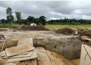 ଅଧା କାମ ହୋଇ ବନ୍ଦ ପଡିଛି ବ୍ରିଜ ନିର୍ମାଣ, ଯାତାୟତ ପାଇଁ ଲୋକେ ହେଉଛନ୍ତି ହନ୍ତସନ୍ତ