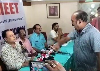 ସିନେ ପ୍ରଯୋଜକ ମୁହାଁ ମୁହିଁ