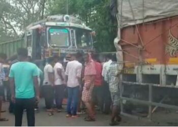 ଦୁଇ ଟ୍ରକ ମଧ୍ୟରେ ଚାପି ହୋଇ ସ୍ୱାମୀ ଓ ସ୍ତ୍ରୀ ମୃତ