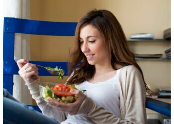 ମଧ୍ୟାହ୍ନ ଭୋଜନରେ ନିଶ୍ଚିତ ଭାବେ ଖାଆନ୍ତୁ ସାଲଡ, ଏହାର ଉପକାରିତା ଜାଣି ଆପଣ ହୋଇଯିବେ ଆଶ୍ଚର୍ୟ୍ୟ !