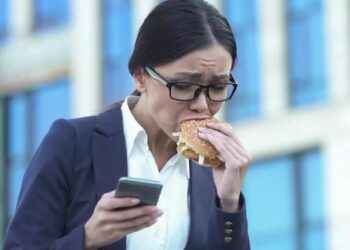 ଶୀଘ୍ର ଶୀଘ୍ର ଖାଇବା ଅଭ୍ୟାସ ଅଛି କି? ସତର୍କ ରୁହନ୍ତୁ, ନଚେତ ଏହି ବଡ ରୋଗ ହୋଇପାରେ