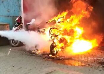 ବ୍ୟାଟେରୀ ଚାର୍ଜିଂ ବେଳେ ଫାଟିଲା ଇ-ସ୍କୁଟର