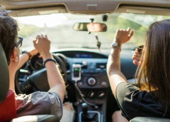 କାରରେ ଉଚ୍ଚ ସ୍ୱରରେ ଗୀତ ବଜାଉଥିଲେ ହୋଇଯାଆନ୍ତୁ ସାବଧାନ, ଜୀବନ ପ୍ରତି ହୋଇପାରେ ବିପଦ!