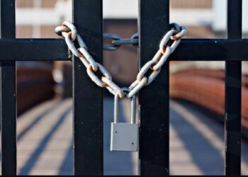 ସ୍କୁଲରେ ତାଲା ; ବାହାରେ ଶିକ୍ଷକ , ଶିକ୍ଷାର୍ଥୀ