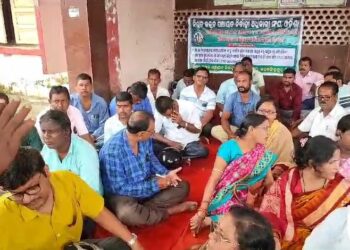 ନିଖିଳ ଉତ୍କଳ ପଞ୍ଚାୟତ ନିର୍ବାହୀ ଅଧିକାରୀ ସଂଘ ପକ୍ଷରୁ ଜିଲ୍ଲାପାଳଙ୍କ କାର୍ଯ୍ୟାଳୟ ସମ୍ମୁଖରେ ଧାରଣା