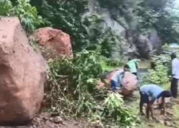 ପଥର ଧସି ରାସ୍ତା ବନ୍ଦ