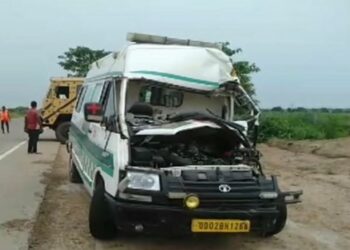 ଭ୍ୟାନ -ଆମ୍ବୁଲାନ୍ସ ଧକ୍କା, ୪ ଗୁରୁତର