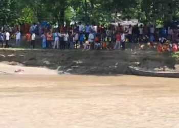 ନଦୀ ପାର ହୋଇ ସ୍କୁଲ ଗଲା ବେଳେ ଓଲଟିଲା ଡଙ୍ଗା, ୧୪ ନିଖୋଜ ୨୦ ଉଦ୍ଧାର